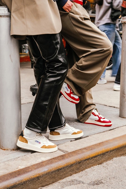 【送料&関税込】Autry Sneakers Autry Medalist Low Sneakers In White And Black Leather With